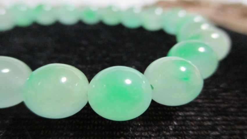 翡翠とは 翡翠の石言葉の意味や翡翠のエピソードを紹介 天然石note ハンドメイド用天然石販売のanam Gemsよる天然石の情報 選び方 石言葉 紹介サイト